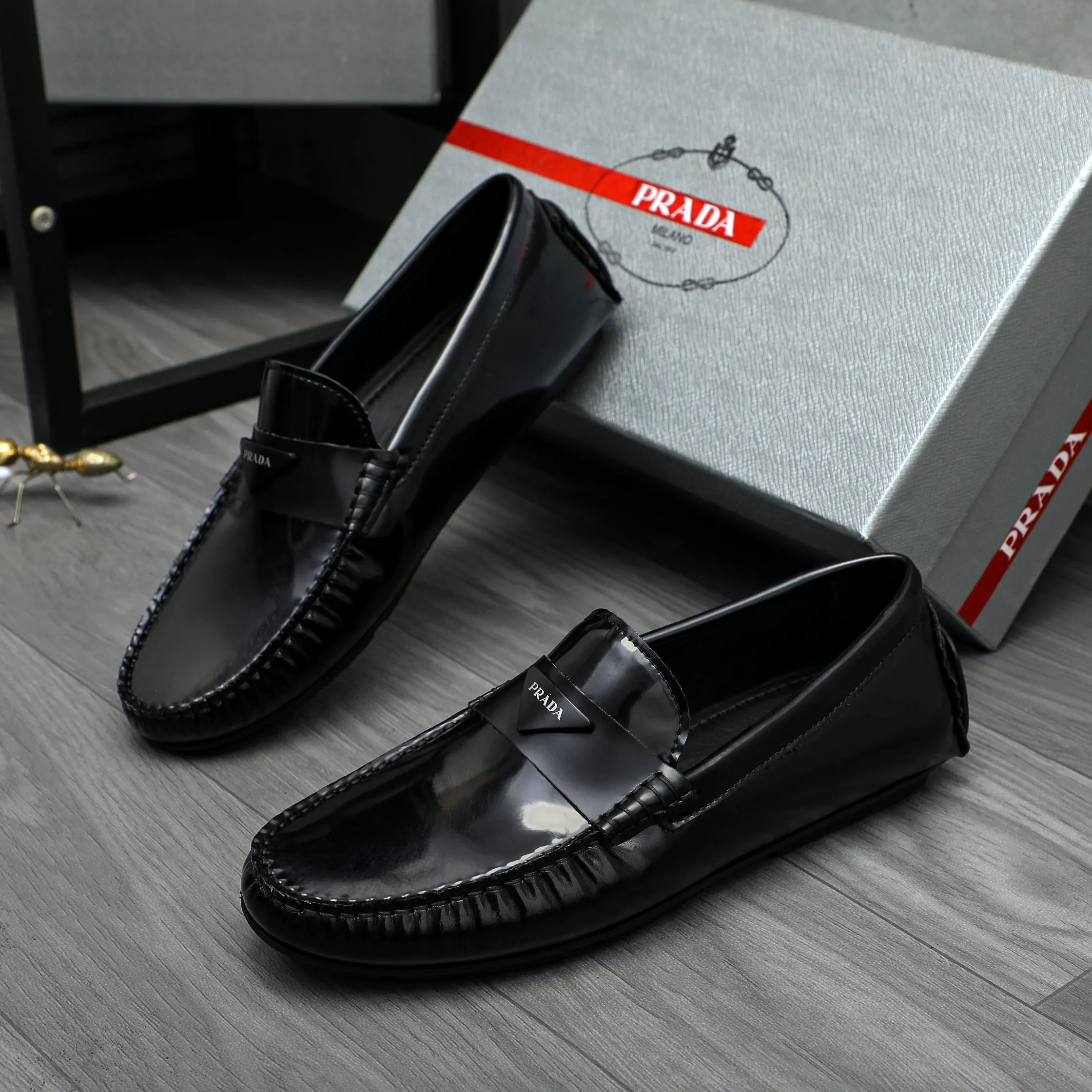 P420 Product trademark: PRADA [Prada] casual slip-on men's shoes, full size. Size: 38-44 Product material: Selected patent cowhide upper, sheepskin lining, rubber outsole